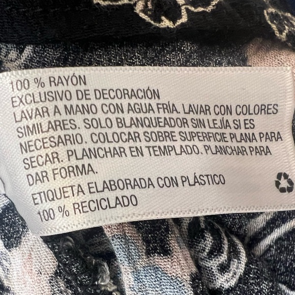 Black Floral Light Weight Blouse! - Picture 12 of 12